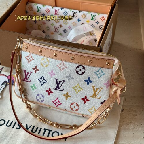 260 box upgrade version m
size：22*13cm
L Murakami Takashi | White Tri Color Mahjong Bun
Mahjong bag shoulder strap, armpit back looks great!
White tri color mahjong bag,
Who really sees who falls in love
The feeling of sinking at a glance upon seei...