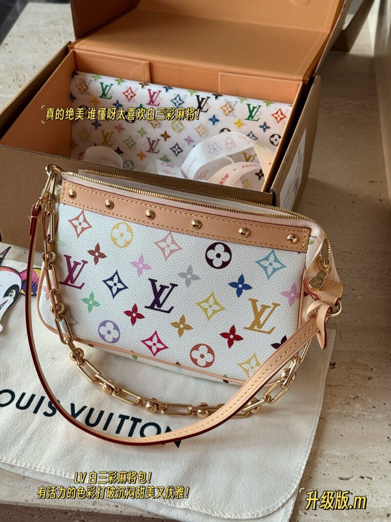 260 box upgrade version m
size：22*13cm
L Murakami Takashi | White Tri Color Mahjong Bun
Mahjong bag shoulder strap, armpit back looks great!
White tri color mahjong bag,
Who really sees who falls in love
The feeling of sinking at a glance upon seei...