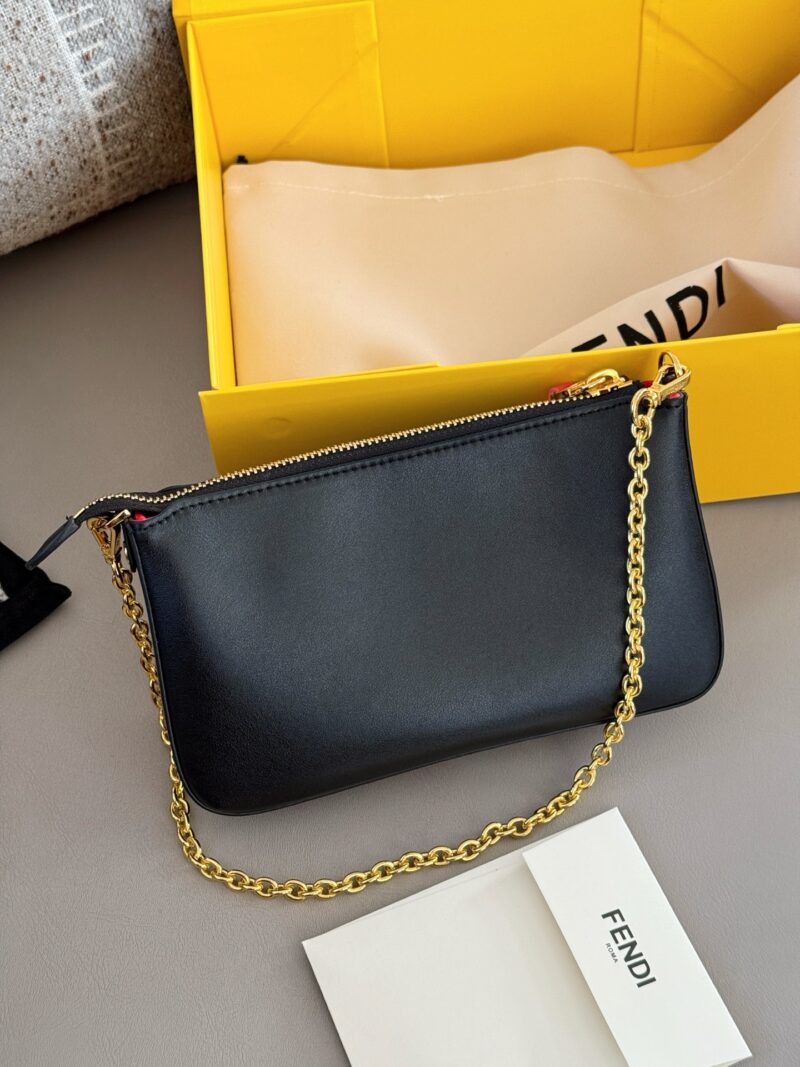 db73c65366.jpg 220 boxes
size:20*12cm
Fendi Underarm Bag/Mahjong Bag
Fendi Tan Jianji's small charcoal fire is too awesome
The small charcoal fire continues to charge
The leather shoulder strap has a strong texture, and the hardware chain is more exquisite
Love, ...