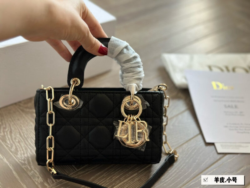 Dior lady's new long sheepskin full set packaging
Dior's all-new D-joy is making a strong comeback, with the rhythm of a big hit. The bag comes with two shoulder straps and multiple back styles, making the upper body both beautiful and stylish. The c...