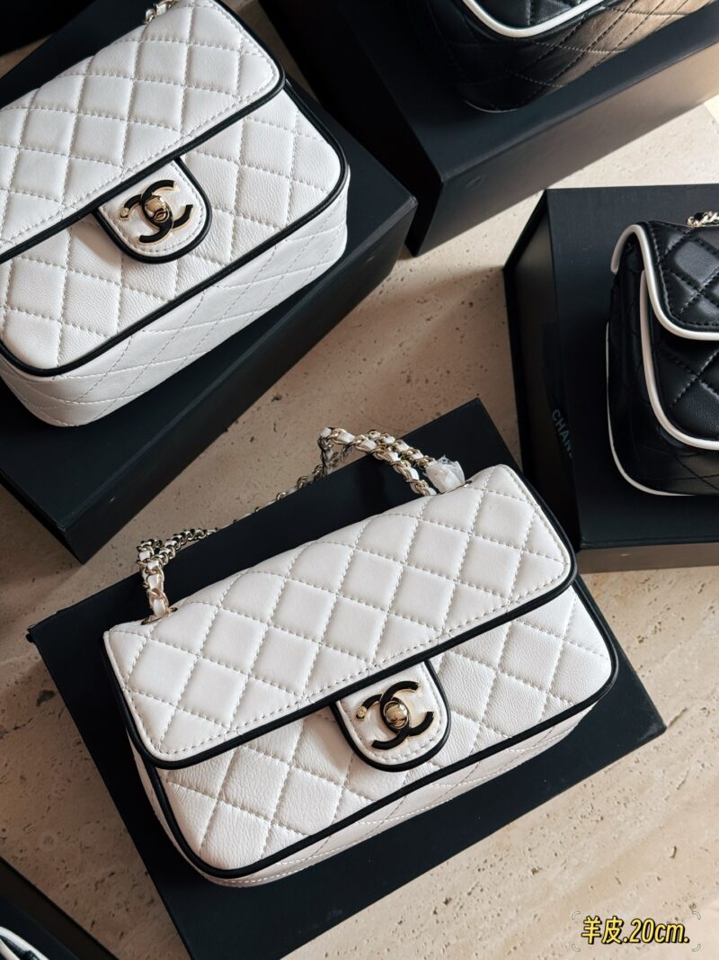 305 295 box sheepskin
Size: 20 * 12cm (large)
18 * 13cm (small)
Xiaoxiangjia 25P New Manga CF
It's really beautiful .….
The physical object is super cute
Do you prefer white or black borders?