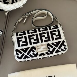 235 box
Size: 26 * 16cm (large)
Fendi (F Home) French Stick Bag
You can carry it by hand! You can cross over!
But such a cute and special bag is rare to see