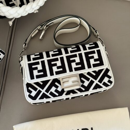 235 box
Size: 26 * 16cm (large)
Fendi (F Home) French Stick Bag
You can carry it by hand! You can cross over!
But such a cute and special bag is rare to see