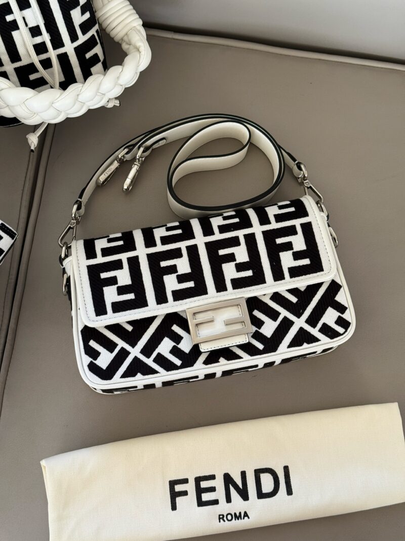 dba0dd3433.jpg 235 box
Size: 26 * 16cm (large)
Fendi (F Home) French Stick Bag
You can carry it by hand! You can cross over!
But such a cute and special bag is rare to see