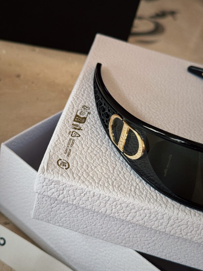 dba3b49347.jpg 215 boxes
Dior often uses sunglasses and headbands, which are too beautiful
Buy it! Buy it! Buy it!
Sunglasses and headband dual-use 2-in-1!
Headband+sunglasses=fully open aura!