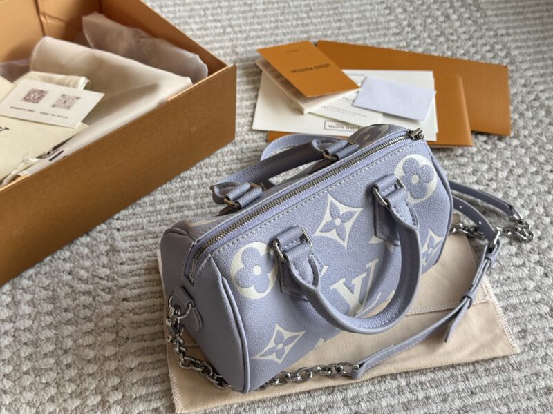 255 new model (with box)
size：20*14cm
L Home SS23 Speedy 20
Experience the joy of purple together~
Carrying a small bag, I really love it, love it~
?? Purple;
Search: Lv nano