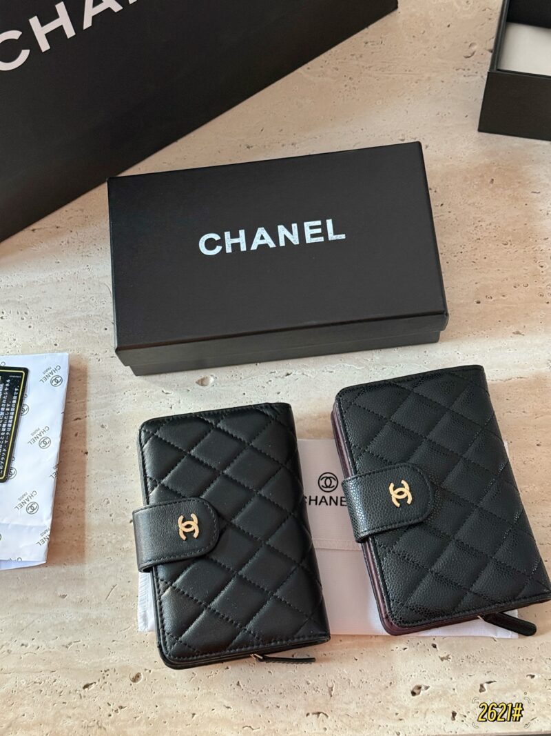 dbcdabe2cc.jpg 165 boxes
size:15.5*11cm
Xiaoxiangjia caviar cowhide/sheepskin medium long clip
Chanel Wallet
?? Full leather inside and outside!
?? top layer leather!
A daily change and card that is sufficient for going out!
The packaging is very high-end...
