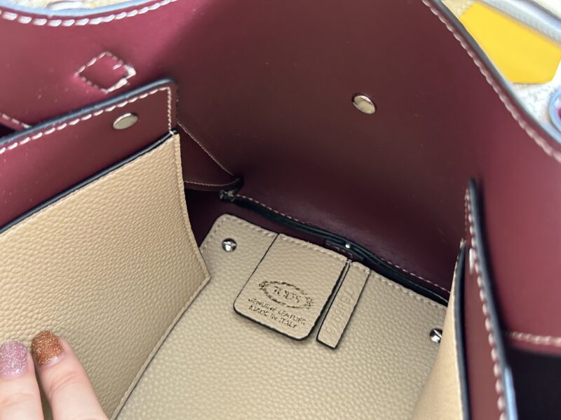 310 box cowhide
size：20*33cm
TODS's milk tea bucket bag is so delicious!
TODS's newly released bucket bag
A cute little one that combines appearance and capacity!
Can be carried diagonally or by hand
It's really convenient to go out in daily life
B...