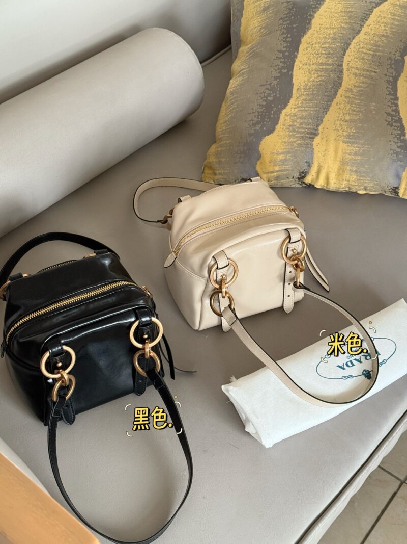 dbd22b52ab.jpg 235 box
size:15*15cm
Prad 25 Spring/Summer Collection's Showcase
Very unique,
The shape of the small square bag is cute and adorable!
Hold it in your hand like a small piece of tofu! No girl can refuse exquisite and cute items