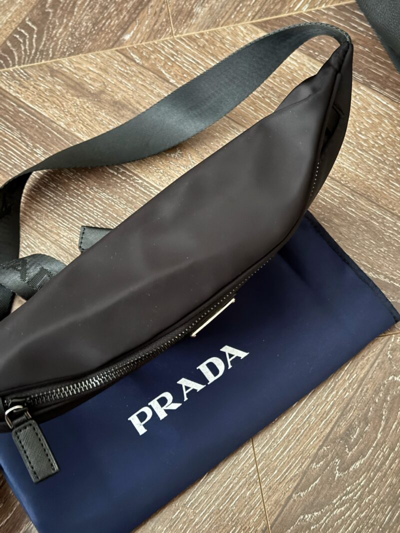 dbd24ca98f.jpg 170 boxes
Size: Bottom width 20, top width 35 * height 17
Prad ? waist bag/? chest bag
stumble on
This waist bag is really easy to carry!
The capacity is very friendly
Very good
Lightweight and easy to use
hands-free