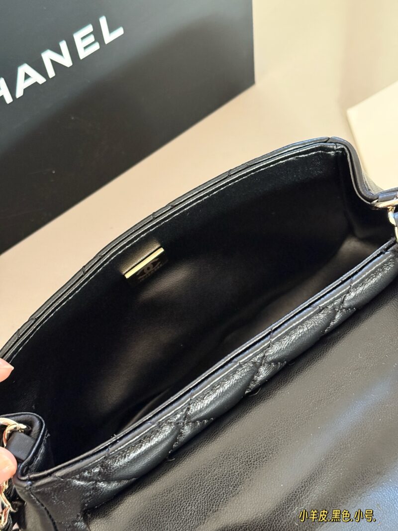 275, 280 box top lambskin
Size: 20 * 12cm (small size)
22 * 14cm (large size)
25S Treasure Black Horse
Xiaoxiangjia Mini CF~
There is this cute and cost-effective little one available
Black lambskin+light gold swivel buckle
Chanel's most classic conf...