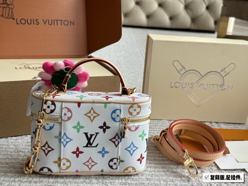 dbe1520c3b.jpg ¥ 260 new white tri color replica box
L's new makeup bag is really beautiful! It's very compact and exquisite, with just the right width to fit far ahead. Even a bigger phone should be fine, it's perfect for spring and summer! Old flowers look great...