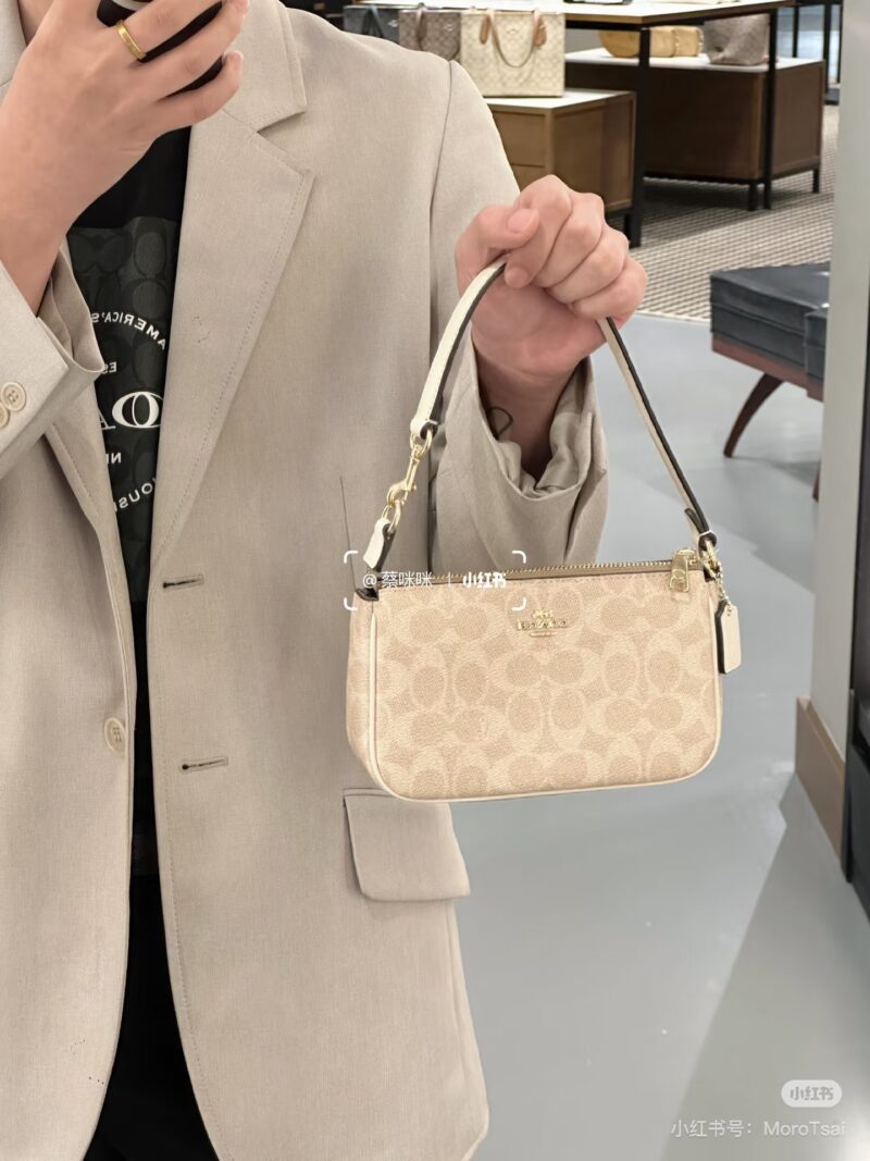 Coach relief nolita mahjong
Those who have bought Coach Outlet should know that either running naked or giving away a plastic bag with a logo has no sense of ceremony .
However, the official box set is still worthy of praise. It is paired with a C-bu...