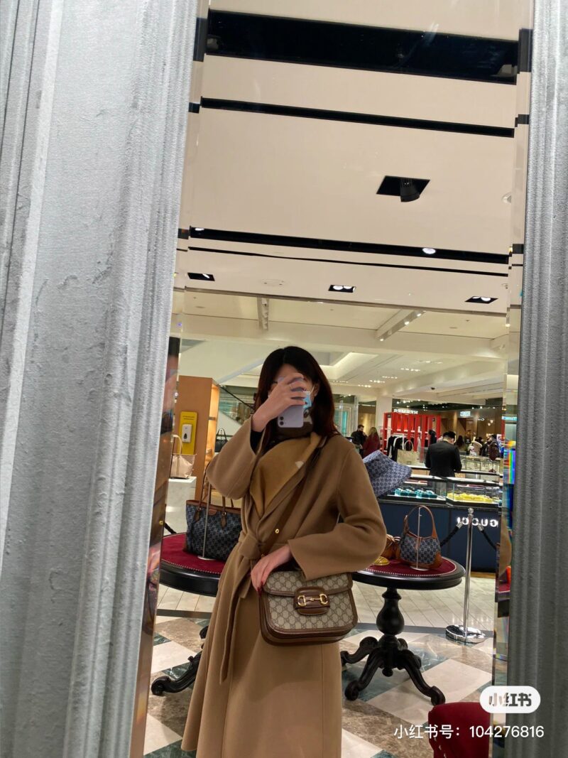Gucci 1955. The globally popular horseclip handbag
!! ! Your collection of male goddesses and goddesses is completely complete - none of them can be missing. Wow, retro and durable, this year's hottest bag, owned by various celebrities, is a fashiona...
