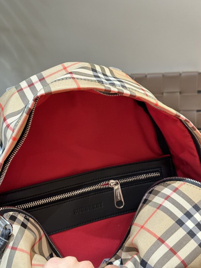 Burberry plaid backpack p225
Vintage vintage plaid material, paired with smooth leather trim, this backpack is priced at five to six thousand yuan, and it's hard to find a bag. Of course, besides being stylish, it's also very useful, lightweight and ...