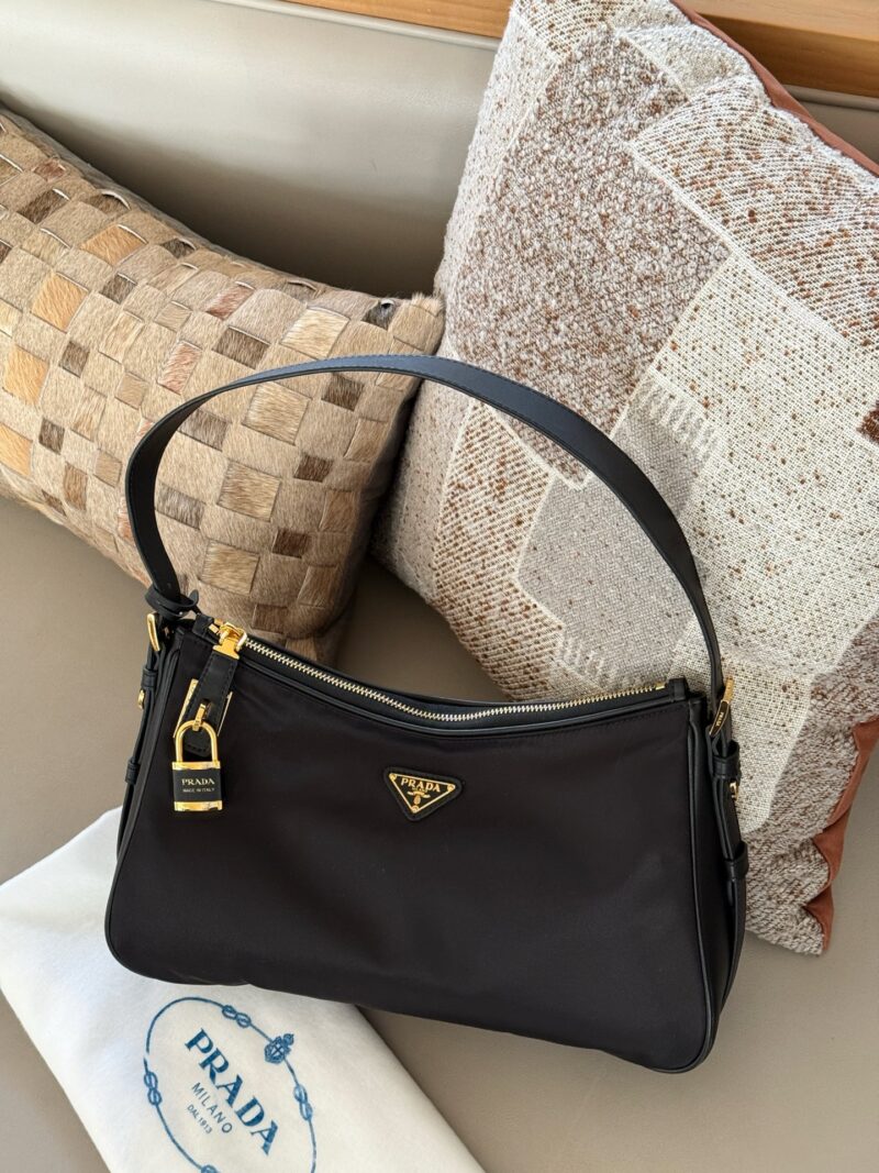 dc15e0b98d.jpg 290 boxes
size:40*20cm
??? Recommended PRADA aimee
Prada has released a new model again
This underarm nylon cowhide handbag is also quite good!
The designer's inspiration is starting to shine again!
Lightweight nylon material paired with calf...