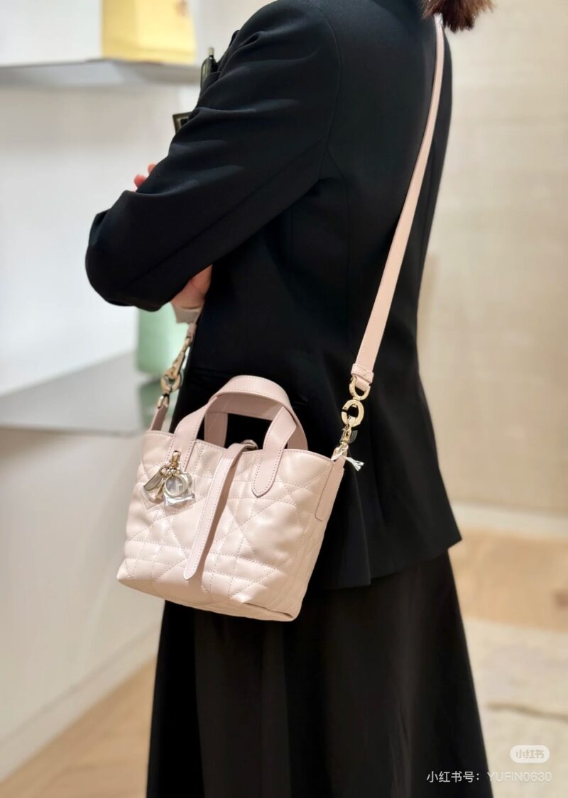 dc1fb1a045.jpg Dior indigenous bag combines beauty and cuteness