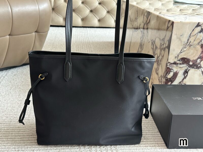 dc2b0bd814.jpg 230 box
size:32*28cmcm
Prada Classic Shopping Bag!
Big and convenient enough!
As an entry-level Prada shopping bag handbag, it has always been practical and durable,
Lightweight, comfortable, and practical!