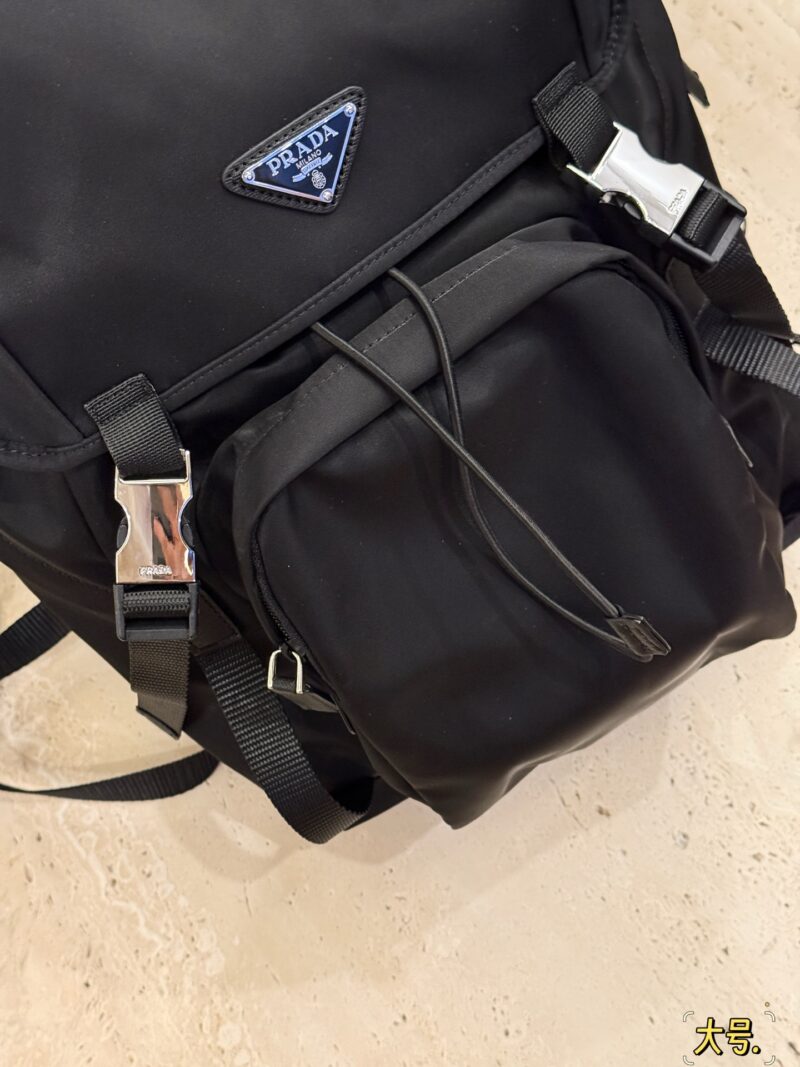 dc43c58664.jpg 245275 without box
Size: 27 * 45cm (large)
26 * 37cm (small)
Brother, get the same style now!
Practical and handsome, while strolling around with a strong presence
Prad backpack/tactical bag