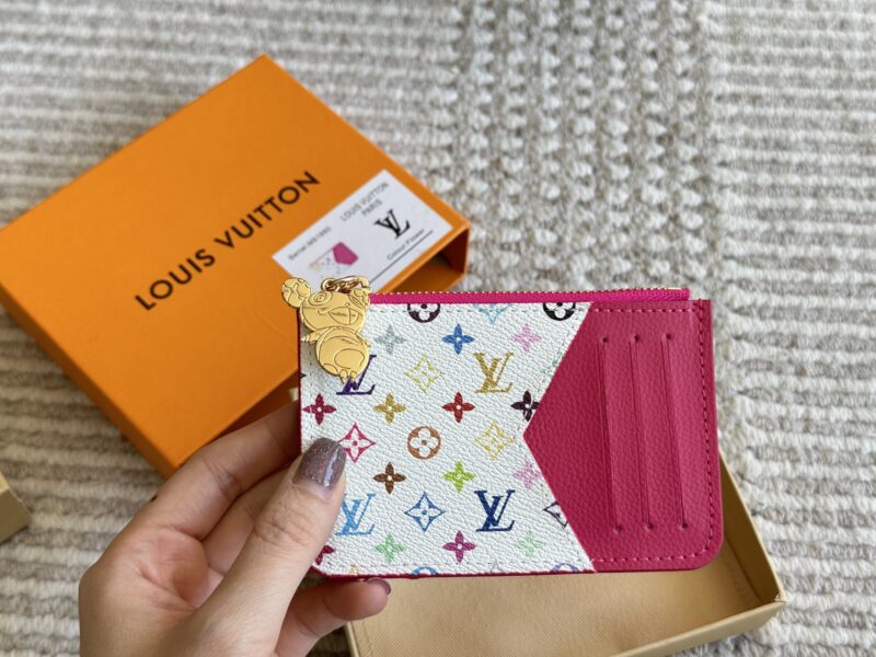 dc652bd4a5.jpg 155 boxes
size:12*8cm
Cute things can heal everything
The white tri colored card bag from L's family is indeed very outstanding
White tri color with a red lining!
It's really amazing!