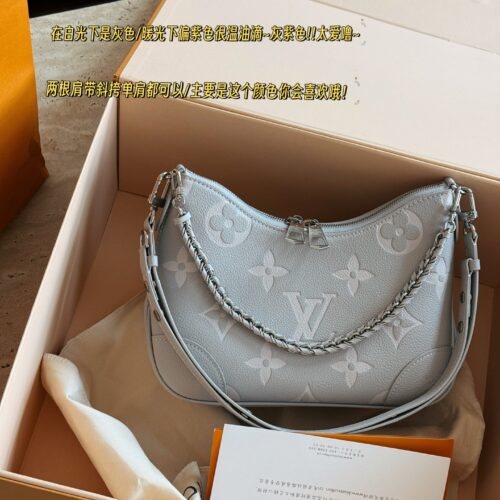 235 box high order version
size：29*16cm
L family taro purple horn bun
Under white light, it appears gray and warm. Under warm light, it leans towards purple and is very warm. Oil droplets are gray purple!! Too much love~
Two shoulder straps can be ...