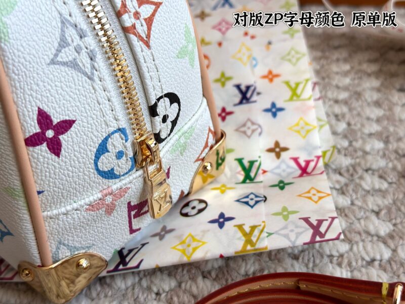 dc815866ba.jpg 330 original single edition box
size:27*19cm
L's Takashi Murakami bowling ball is his favorite bag for this white tri color event! The physical object is very beautiful#
A whole retro millennium feeling, with a large capacity inside,
Holding it in ha...