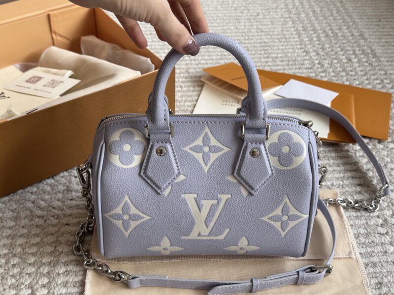 255 new model (with box)
size：20*14cm
L Home SS23 Speedy 20
Experience the joy of purple together~
Carrying a small bag, I really love it, love it~
?? Purple;
Search: Lv nano
