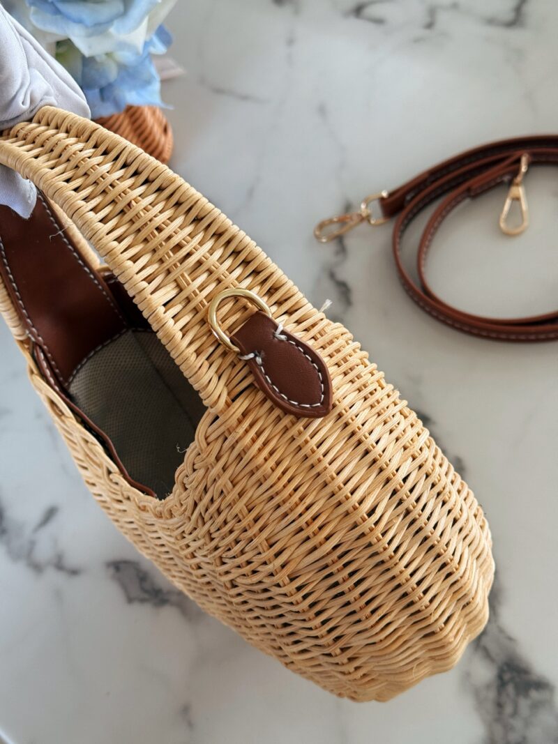 210 box
size：22*12cm
Miumiu Summer Limited Edition|
New woven vegetable basket
A chaotic hobo bamboo woven bag with a raging fire
The cute cowhide iconic logo becomes a highlight, it's so beautiful