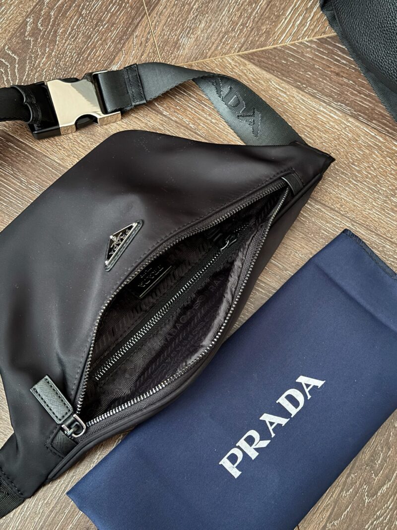 dcaf50ec7e.jpg 170 boxes
Size: Bottom width 20, top width 35 * height 17
Prad ? waist bag/? chest bag
stumble on
This waist bag is really easy to carry!
The capacity is very friendly
Very good
Lightweight and easy to use
hands-free