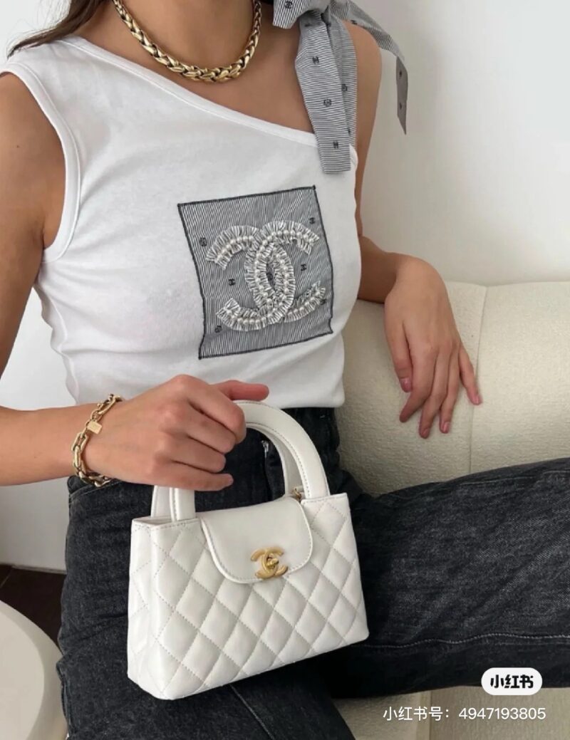 CHANE * 23 new Kelly chain bag
Kelly, the king of 23K bags, is truly a bag that has been popular for a century! Kelly bags are a well-known presence in the medieval world! Kelly handbag was born in the 1990s and is a representative of women's handb...