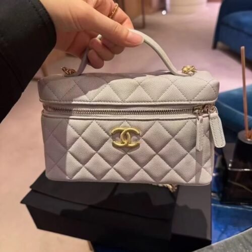 Chanel 25p Chicken Yellow! It is said that it has been very popular recently?
The bag weighs very light
Bright Chicken Yellow
I'm already looking forward to spring~