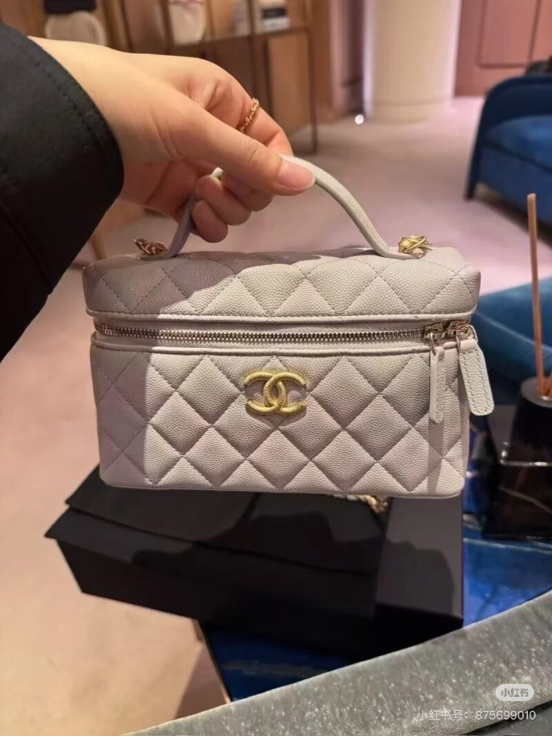 dccd0d0927.jpg Chanel 25p Chicken Yellow! It is said that it has been very popular recently?
The bag weighs very light
Bright Chicken Yellow
I'm already looking forward to spring~