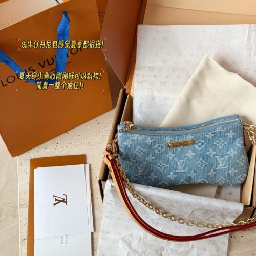 235 box
size：24.5*14cm
L's cowboy Danny has been bought by me!!!!
The light denim Danny bag feels great in summer!
Wearing a small vest in summer is just right, it can be slung diagonally!
I absolutely love it!!