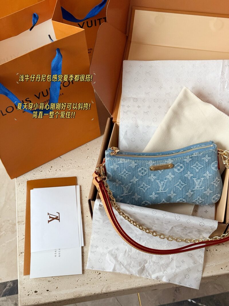 dcdca1f618.jpg 235 box
size:24.5*14cm
L's cowboy Danny has been bought by me!!!!
The light denim Danny bag feels great in summer!
Wearing a small vest in summer is just right, it can be slung diagonally!
I absolutely love it!!