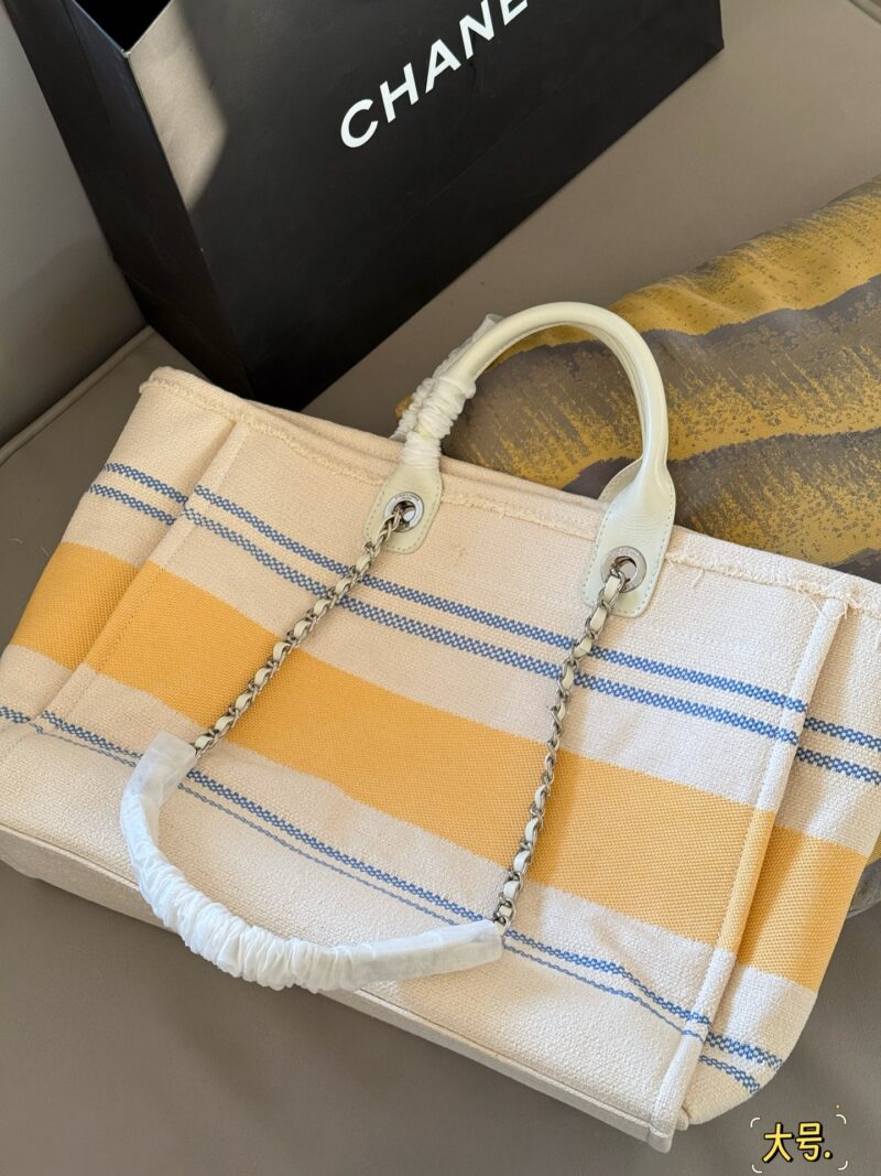 dce0c84501.jpg 390380 without box
Size: 38 * 30cm (large)
33 * 25cm (small)
Xiaoxiangjia 25C Early Spring Vacation Series
Marseille and the Sea
Arrange it! Arrange it!
This beach bag released this year is so beautiful!
People are already eagerly anticipating it!