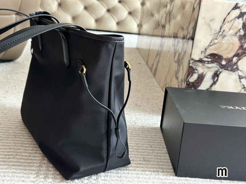dceb563ff7.jpg 230 box
size:32*28cmcm
Prada Classic Shopping Bag!
Big and convenient enough!
As an entry-level Prada shopping bag handbag, it has always been practical and durable,
Lightweight, comfortable, and practical!
