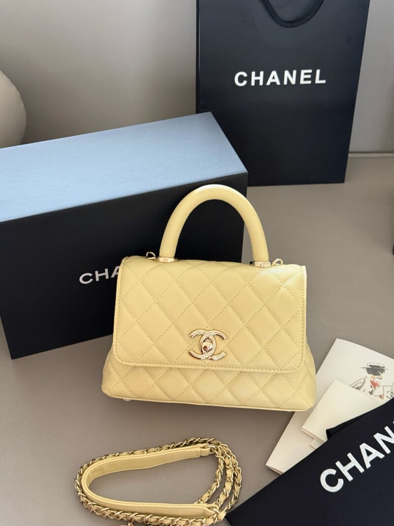dcefa37367.jpg 230 box
Size: 19 * 14cm (small)
Cute and lovely chicken yellow/very suitable for summer color matching~
Xiaoxiangjia Coco Handle Handbag
Grain leather material
Original hardware!