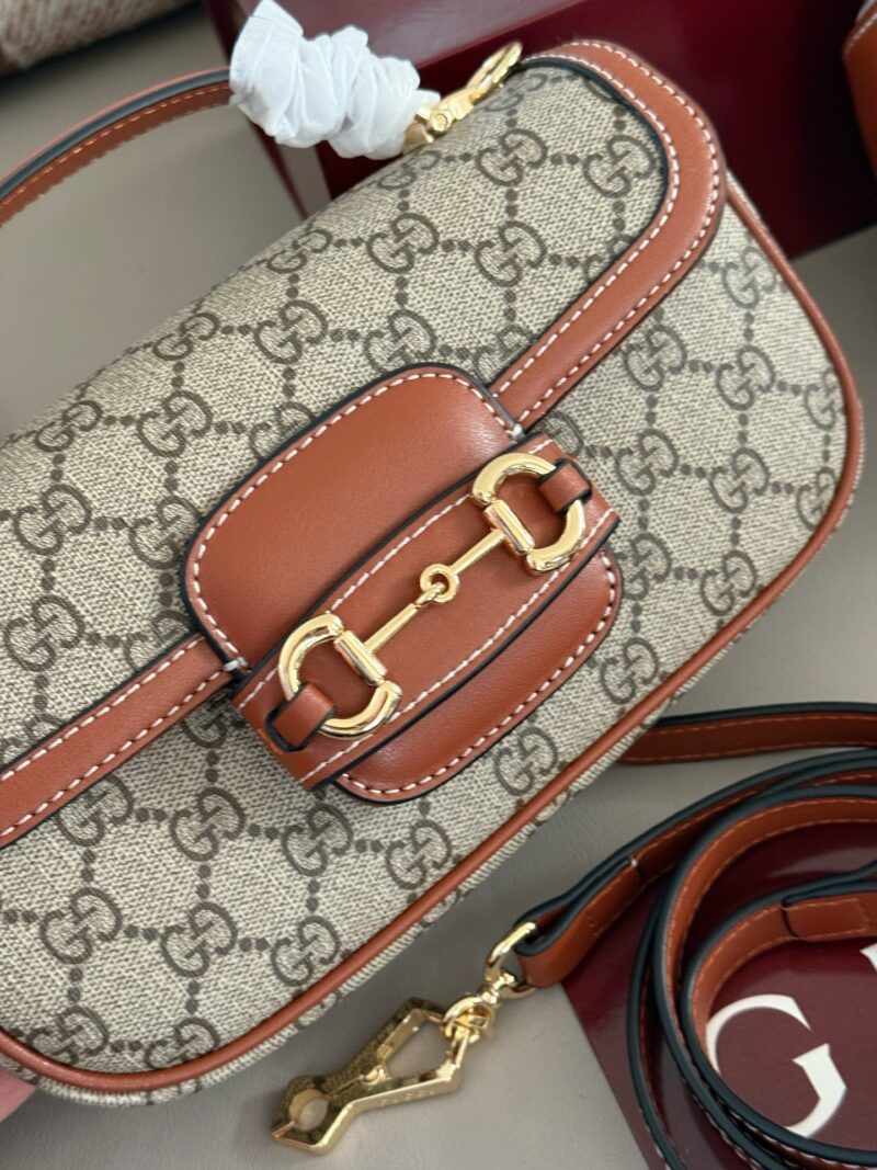 dcfb3cccd3.jpg 230 sets (gift box)
Size: 23 * 13cm
GG 1955 Handheld Edition New Bag
I don't know if everyone feels the same way as me,
This new 1955 color scheme is even more fashionable~
Hand carried crossbody
Search GG 1955 saddle