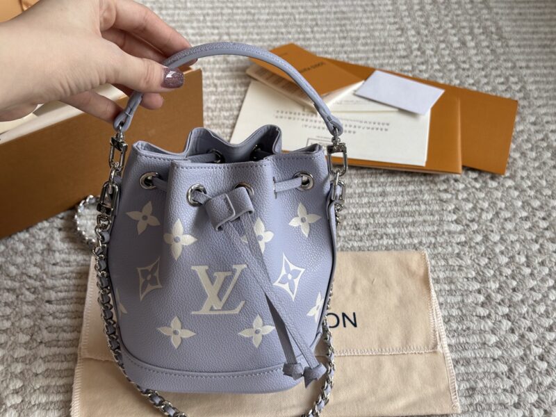 dcfe0f6e84.jpg 225 boxes
Upgraded version
size:13*16cm
LV new nano purple small water bucket
The upper body size is just right!
Finally arrived at my favorite color!