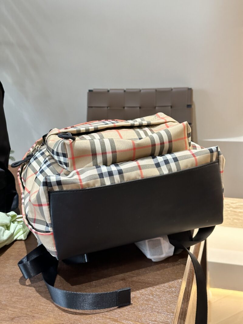 Burberry plaid backpack p225
Vintage vintage plaid material, paired with smooth leather trim, this backpack is priced at five to six thousand yuan, and it's hard to find a bag. Of course, besides being stylish, it's also very useful, lightweight and ...