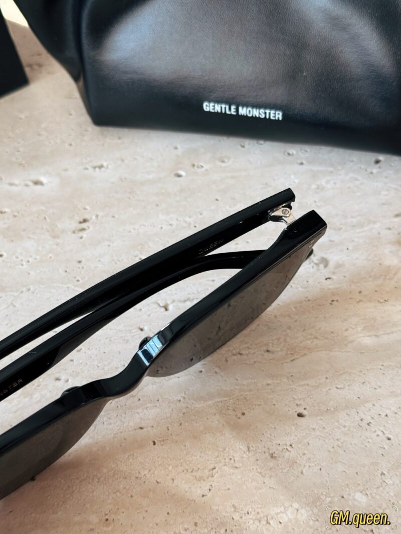 dd20f5bf5b.jpg 185 pairs of packaging
GM Sunglasses | White Deer Same Style Queen
Square face Tian Cai sunglasses one!
Soft square circular frame design,
It can effectively contour the face,
After wearing it, it looks super small on the face.