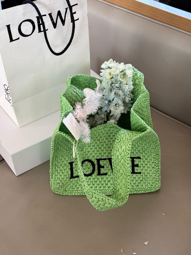dd2486c505.jpg 230 box
size:30*25cm
LOEWE | Grass woven bag
Don't you have such a beautiful straw woven bag in summer?
Anagram Basket
A bag full of summer atmosphere for picnics, outings, outings, and sea views