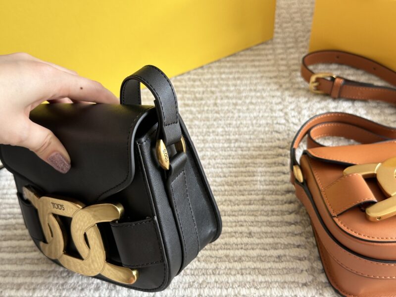 dd335a949a.jpg 225 boxes
size:16.5*15cm
TOD's Timeless
The appearance of the bag is too good
A high-end versatile design bag
Essential Grass Planting!