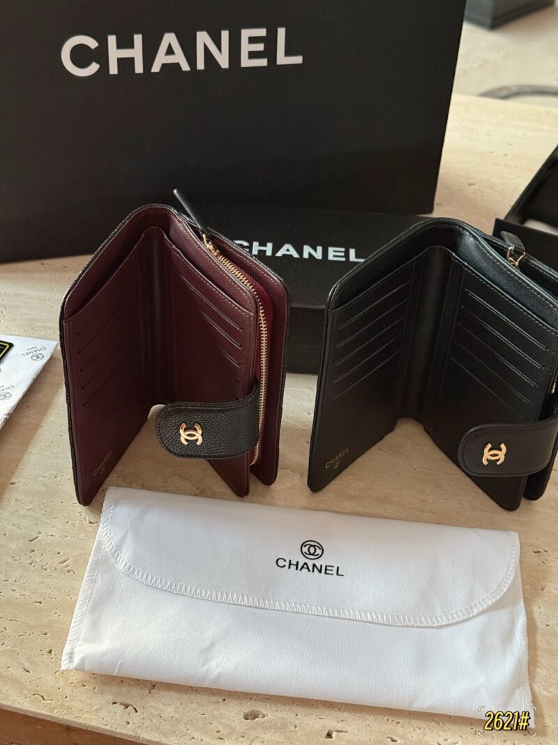 dd45c0183b.jpg 165 boxes
size:15.5*11cm
Xiaoxiangjia caviar cowhide/sheepskin medium long clip
Chanel Wallet
?? Full leather inside and outside!
?? top layer leather!
A daily change and card that is sufficient for going out!
The packaging is very high-end...