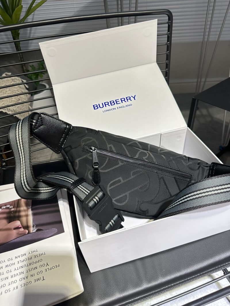dd47240e00.jpg Black BURBERRY New Year NY ? Mlb Co branded Super Western Chest Bag/Waist Bag Premium Version Fabric is custom-made and is N levels higher than the black ones on the market, with perfect embroidery inside and a complete set of hardware logos. Size ...