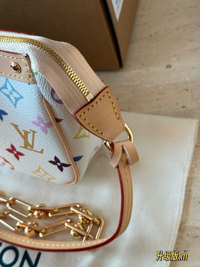 260 box upgrade version m
size：22*13cm
L Murakami Takashi | White Tri Color Mahjong Bun
Mahjong bag shoulder strap, armpit back looks great!
White tri color mahjong bag,
Who really sees who falls in love
The feeling of sinking at a glance upon seei...
