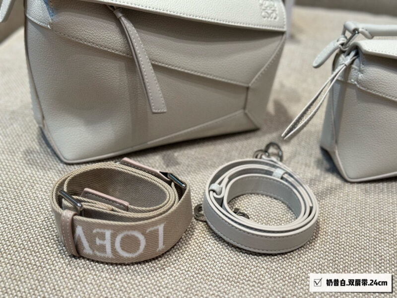 dd521c016b.jpg 275 300 box
Size: 18 * 11cm (small size)
24 * 15cm (large size)
Loewe Geometry Package Puzzle
The latest version of woven shoulder straps
Clean Puzzle Edge is very advanced!
?? Cowhide quality!
Completely hold on!