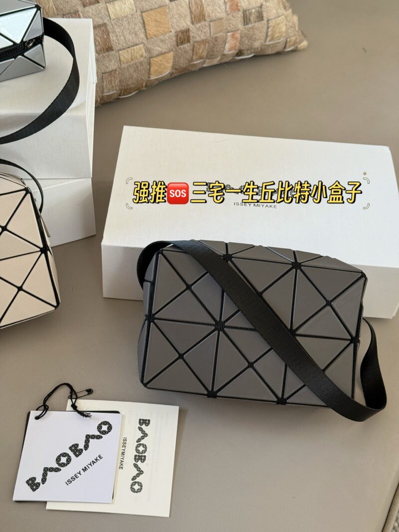 dd56a11709.jpg 175 boxes
size:18*11cm
Strongly recommend Miyake's Lifetime Cupid Box
Despite its small size, it can hold a lot of space
Daily necessities such as 160plus car keys can be easily put down!
It can be carried by hand, tilted back, single shoulder, and...