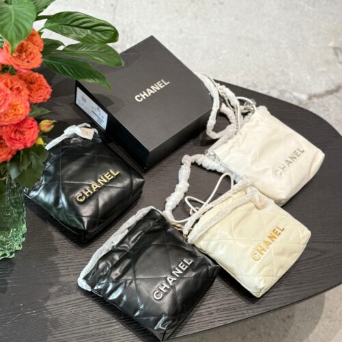 Chanel Mini Garbage Bag P260 Original Sheepskin
Can be carried by hand or slung over
The new season's C position! Get up the little girl who used to have a casual style with 22 bags
Can be carried by hand or slung over, exquisite and cute 18 × 20 bo...