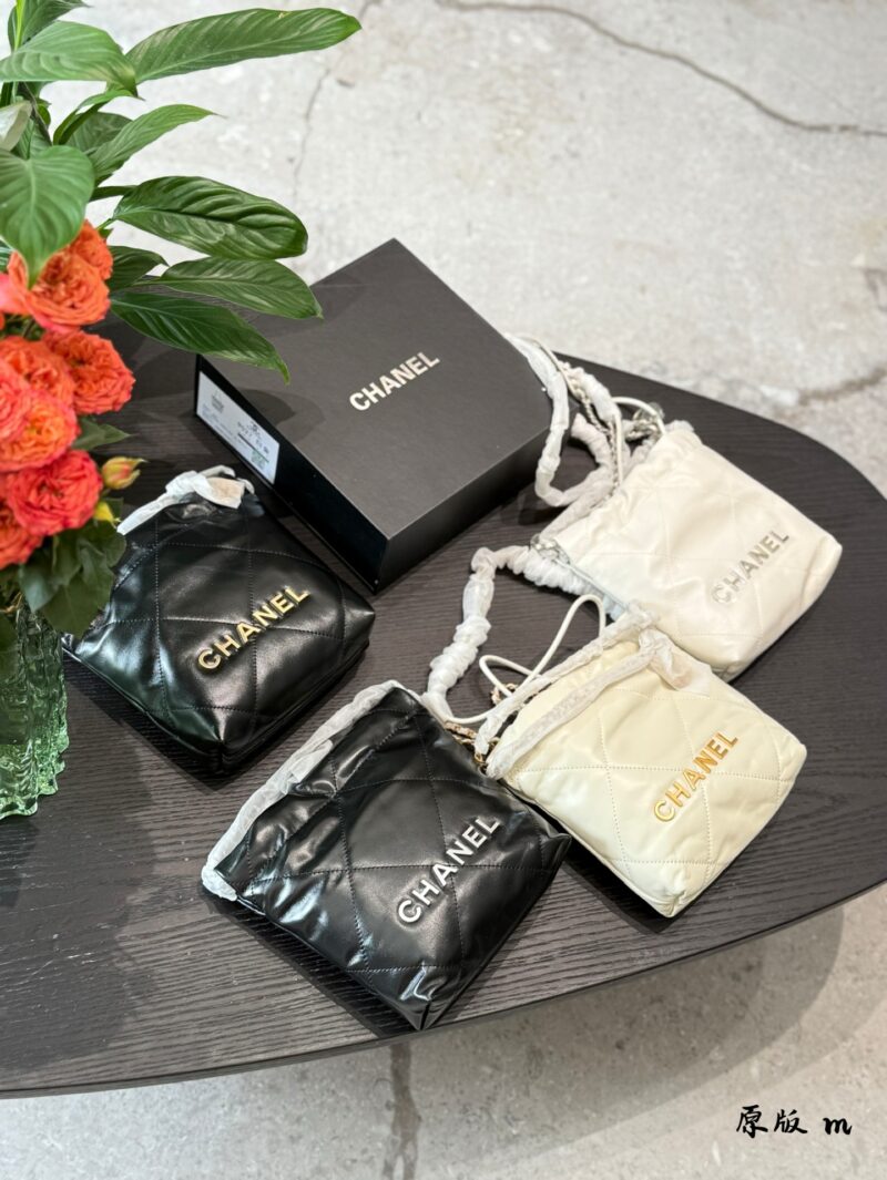 Chanel Mini Garbage Bag P260 Original Sheepskin
Can be carried by hand or slung over
The new season's C position! Get up the little girl who used to have a casual style with 22 bags
Can be carried by hand or slung over, exquisite and cute 18 × 20 bo...
